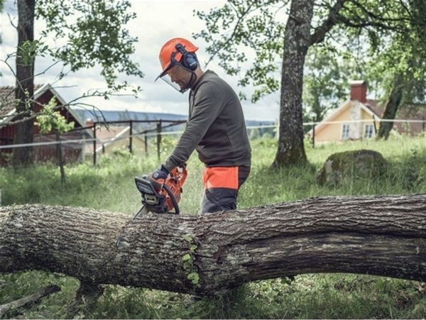 Потужна бензинова ланцюгова пила Husqvarna 135 II : Об'єм циліндра 38 cm&sup3;, потужність 1,6 кВт, шина 35 см, оригінал 967 86 18-14 фото